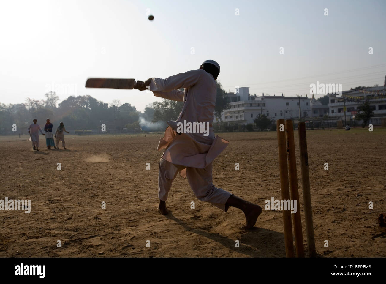 Les enfants musulmans à jouer au cricket dans le champ ouvert Bodhgaya, Bihar, Inde. Banque D'Images