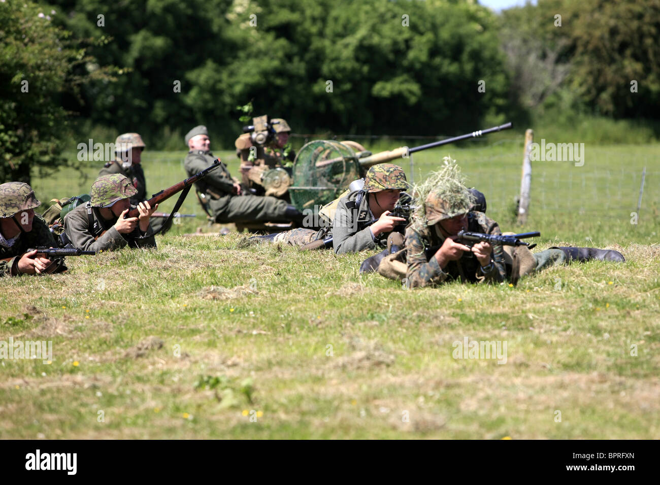 Reconstitution WW2 membres de la SS en prenant part à une bataille simulée week-end Banque D'Images