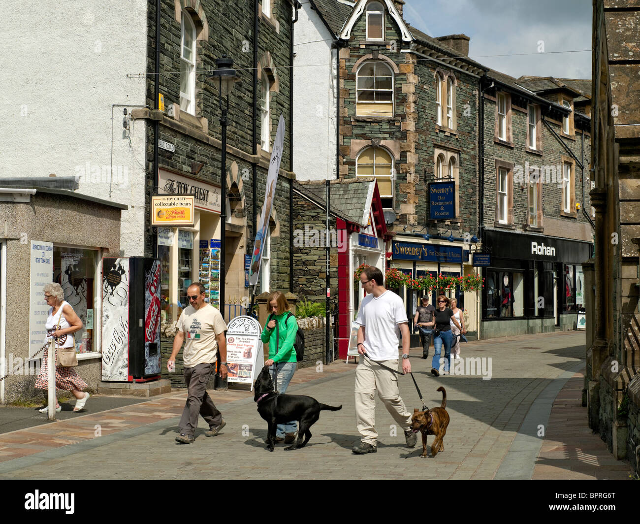 Gens touristes visiteurs marchant le long de Lake Road en été Keswick Cumbria Angleterre Royaume-Uni Grande-Bretagne GB Banque D'Images