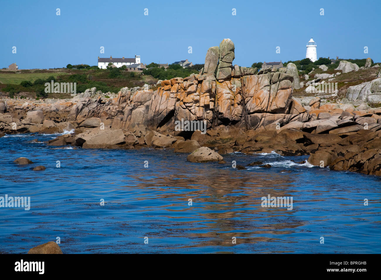 St Agnes ; Îles Scilly ; côte rocheuse et phare Banque D'Images