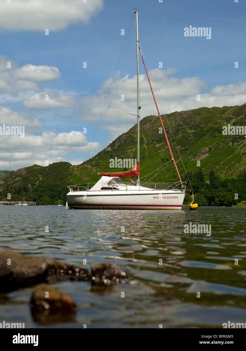 Yacht amarré sur Ullswater en été Lake District National Park Cumbria Angleterre Royaume-Uni Grande-Bretagne GB Banque D'Images