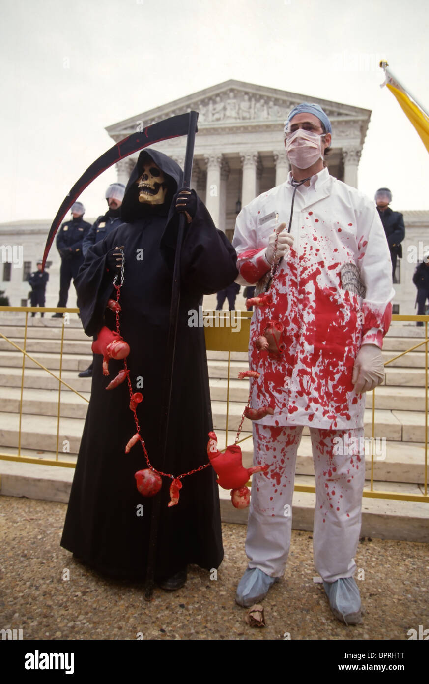 Des manifestants anti-avortement, habillé comme la mort en face de l'édifice de la Cour suprême américaine Banque D'Images
