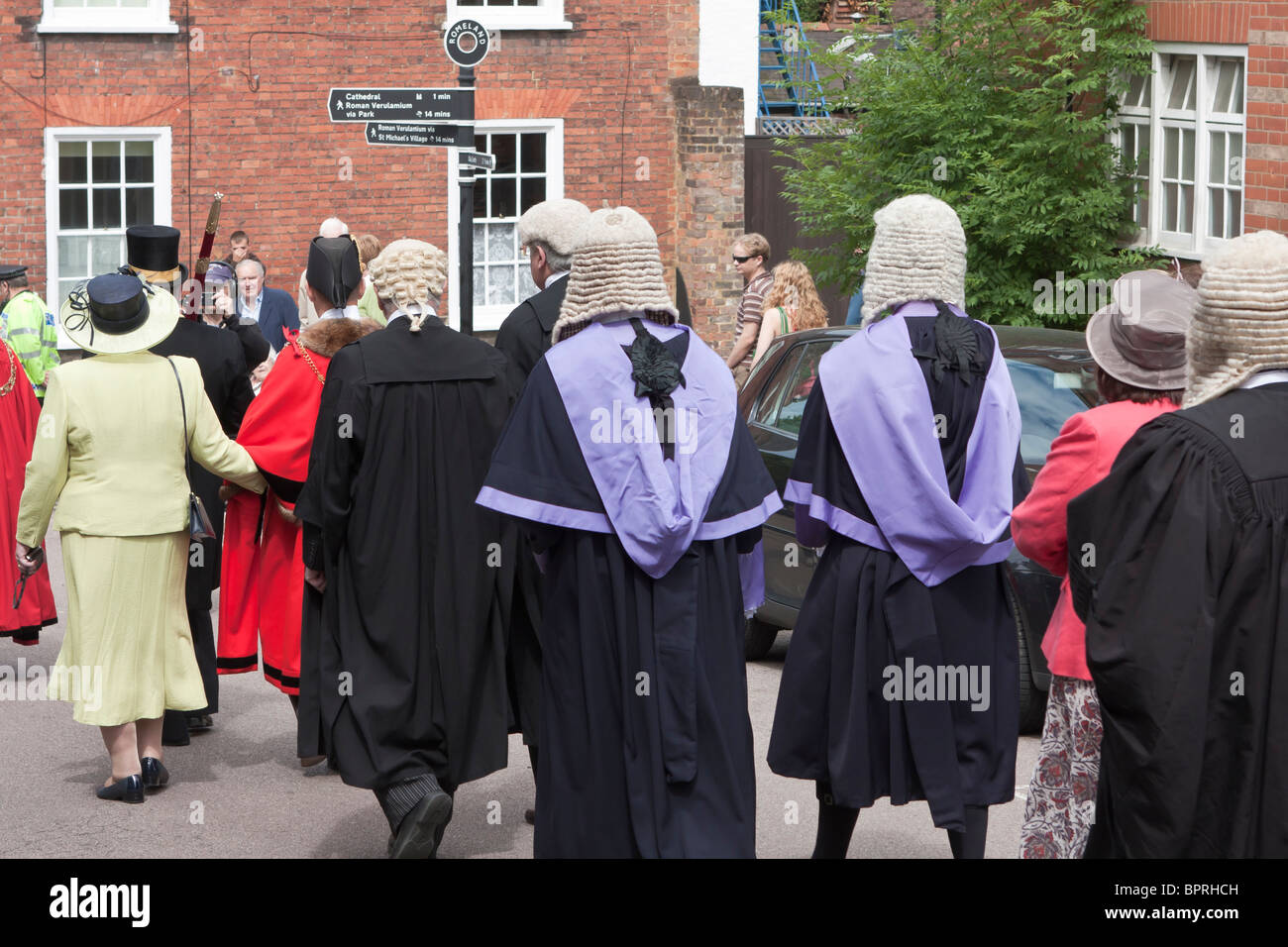 Procession d'bewigged dignitaires lors de St Albans Magna Carta parade Banque D'Images