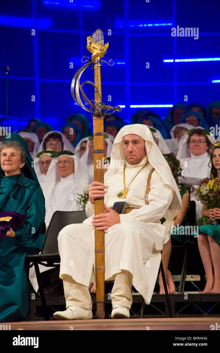 Personnalités liées à la commune de Robin Grand épée porteur du Gorsedd des bardes sur scène lors de la cérémonie de couronnement à l'Eisteddfod National 2010 Banque D'Images