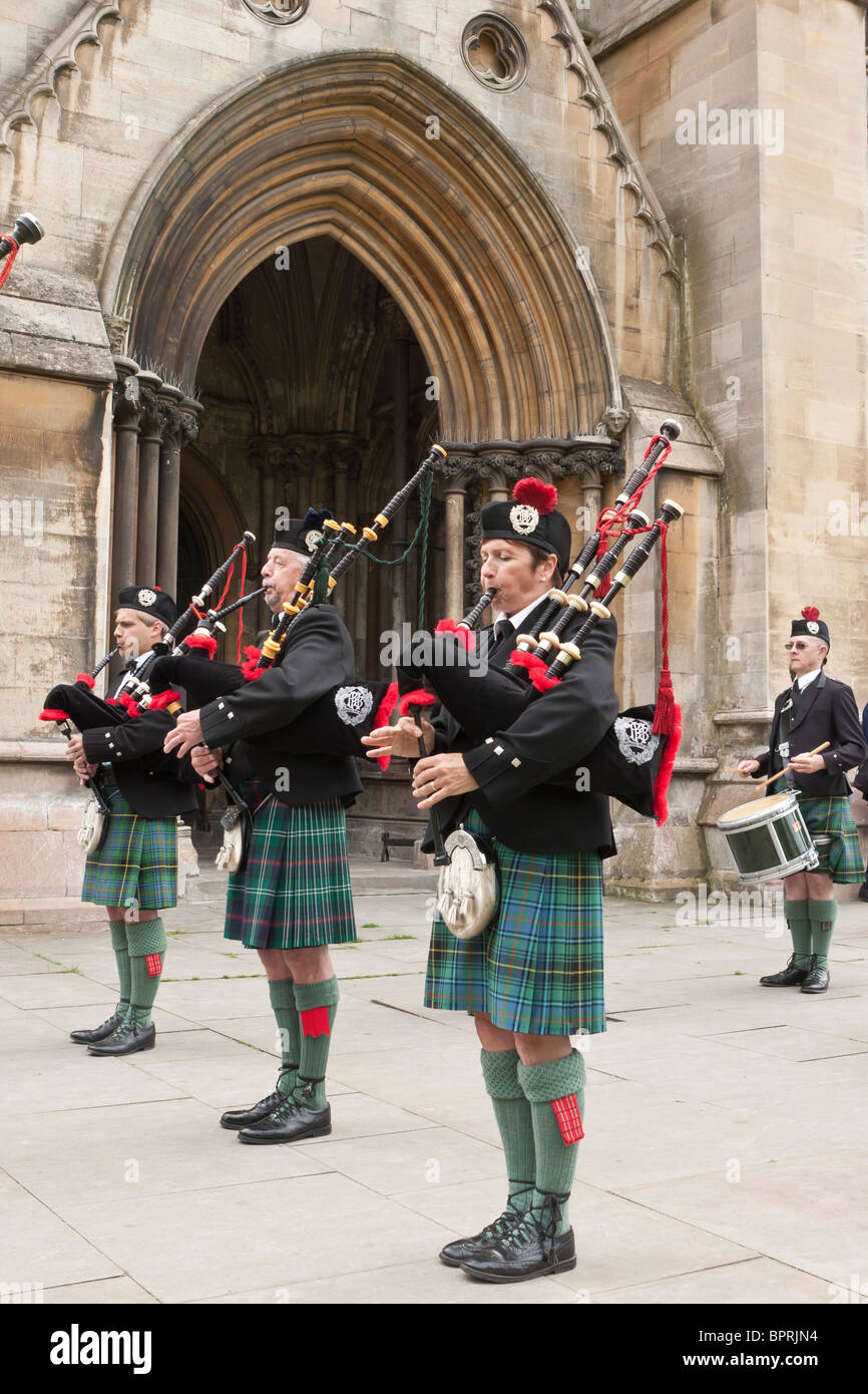 Membres de Harpenden Pipe Band jouer à l'extérieur de l'abbaye de St Albans Banque D'Images