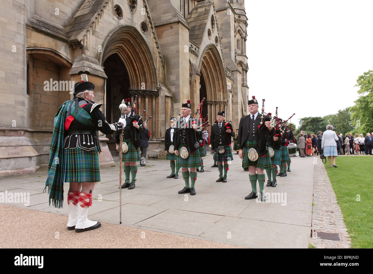 Membres de Harpenden Pipe Band se tient en dehors de l'abbaye de St Albans Banque D'Images