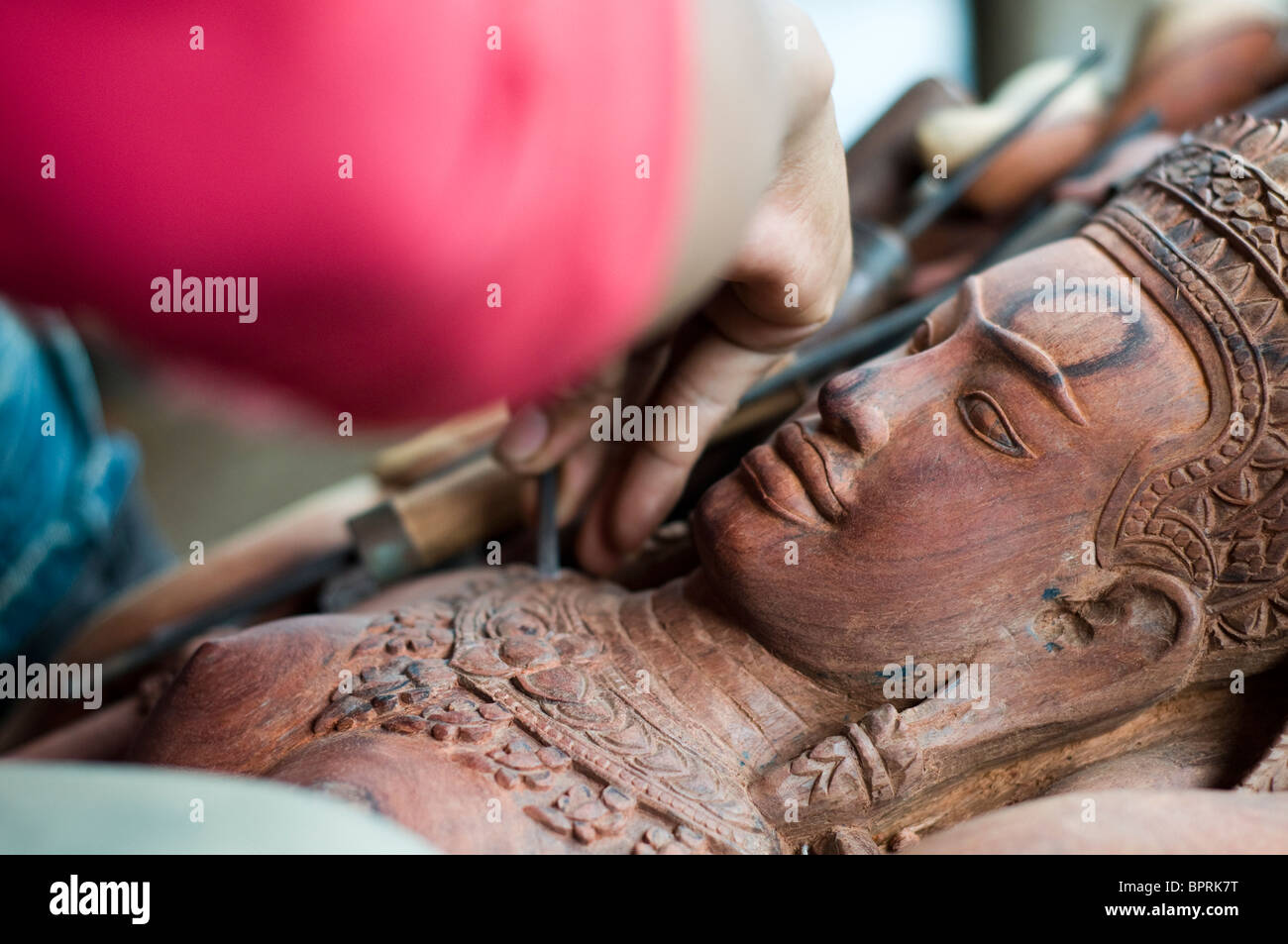 Sculpteur sur bois d'Apsara, Sisophan, Cambodge, Banque D'Images