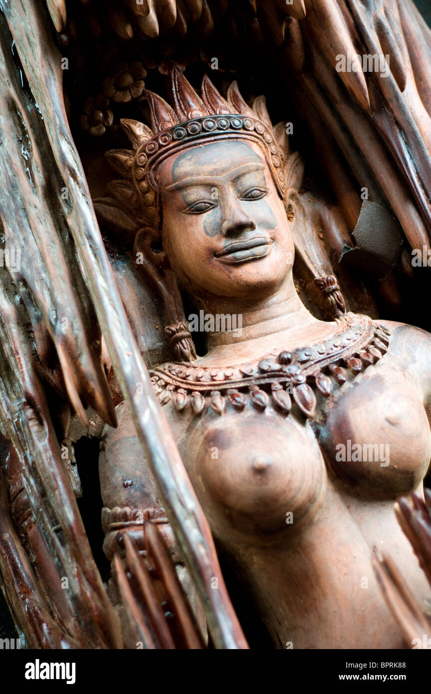 Sculpteur sur bois d'Apsara, Sisophan, Cambodge, Banque D'Images