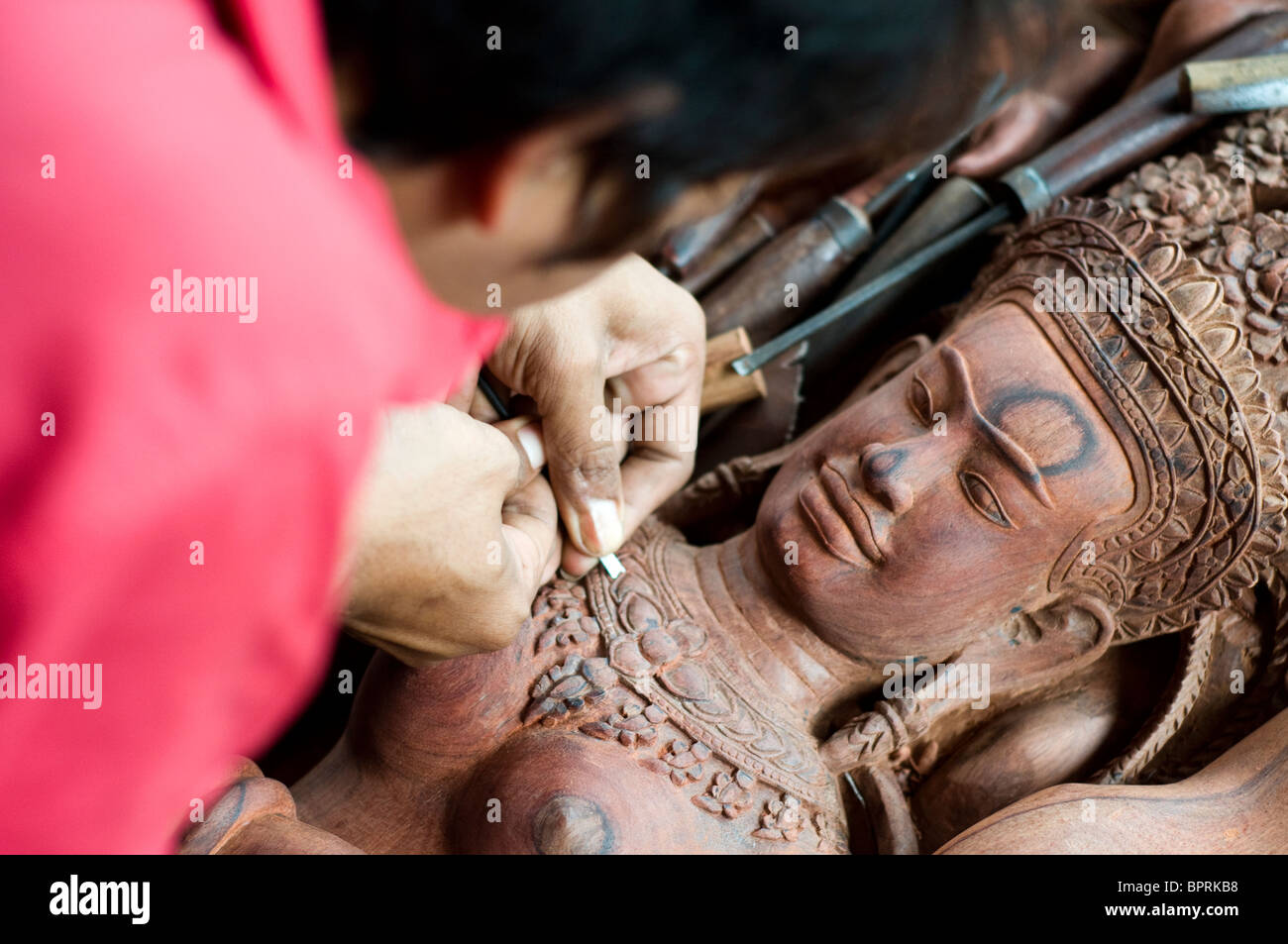 Sculpteur sur bois d'Apsara, Sisophan, Cambodge, Banque D'Images
