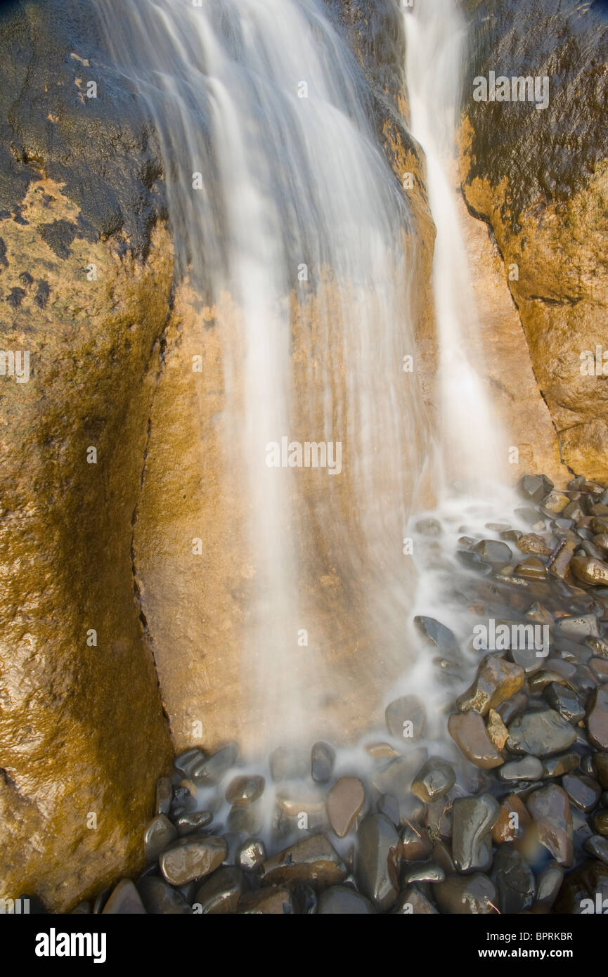 Cascade sur plage, parc d'état de Hug Point, côte de l'Oregon, USA Banque D'Images