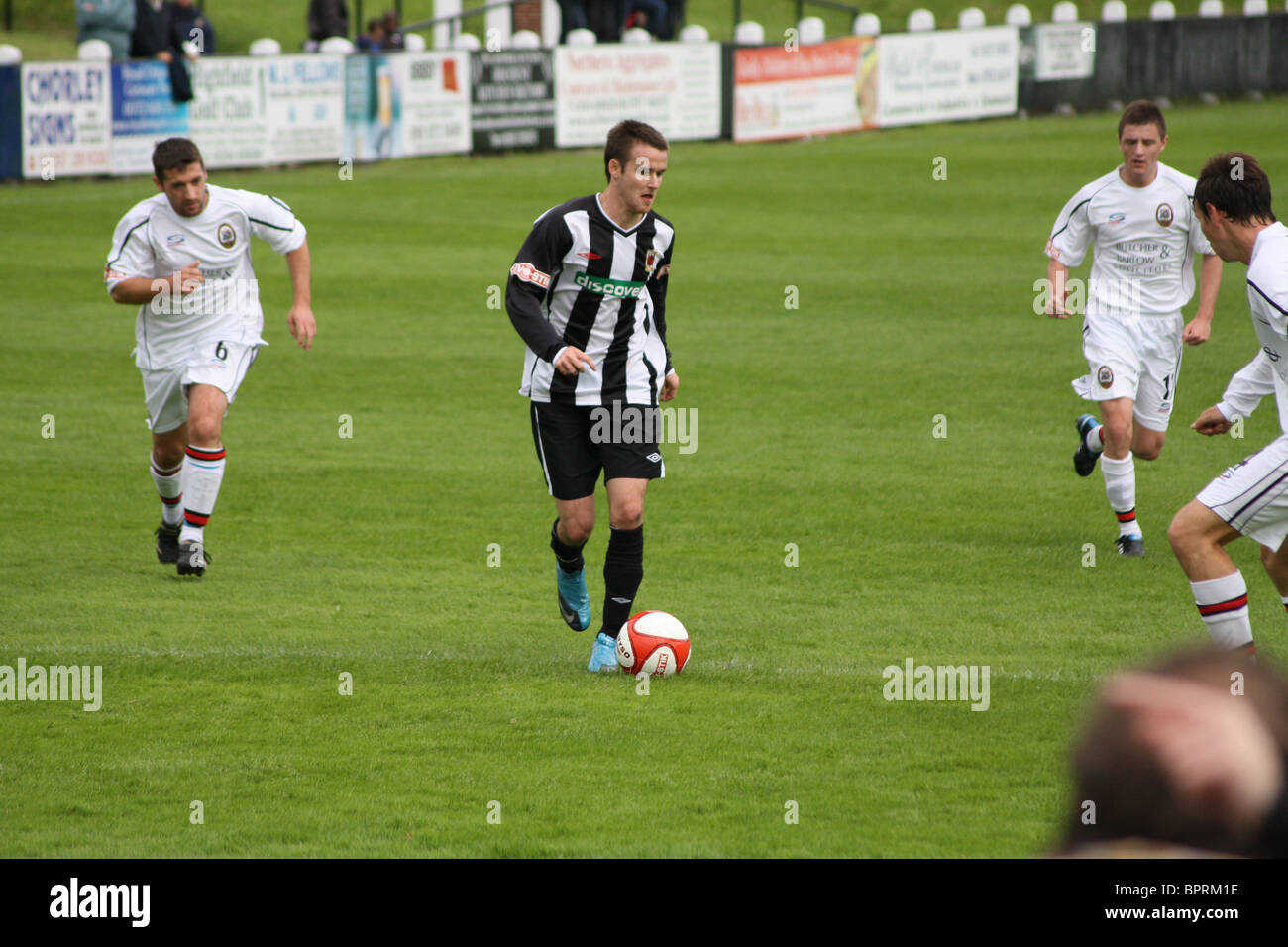 Chorley FC v Radcliffe Borough 30/08/2010. Winger Jack Dorney tournant à la défense. Banque D'Images