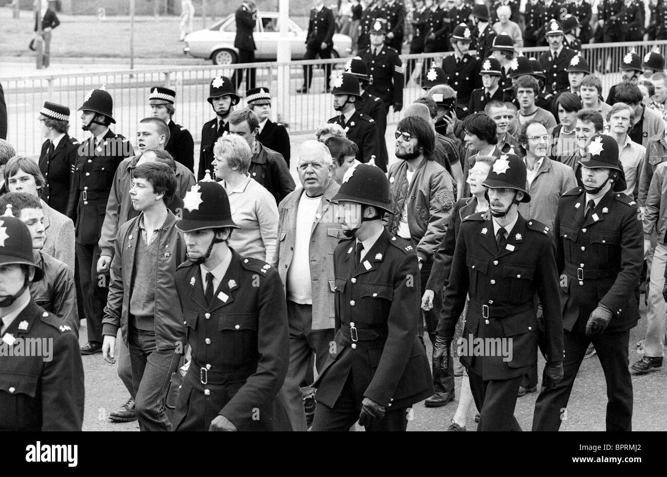 Escorte policière du Front national marche à Nuneaton dimanche 1980 août photo de Dave Bagnall Banque D'Images