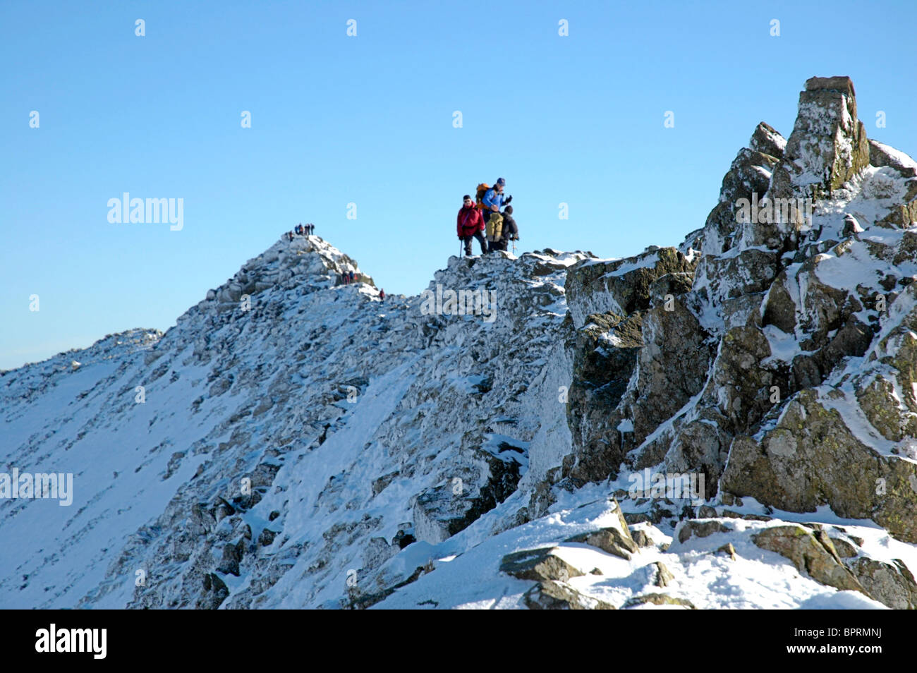 Hill promeneurs marchant sur Edge, Helvellyn, dans le Lake District Banque D'Images