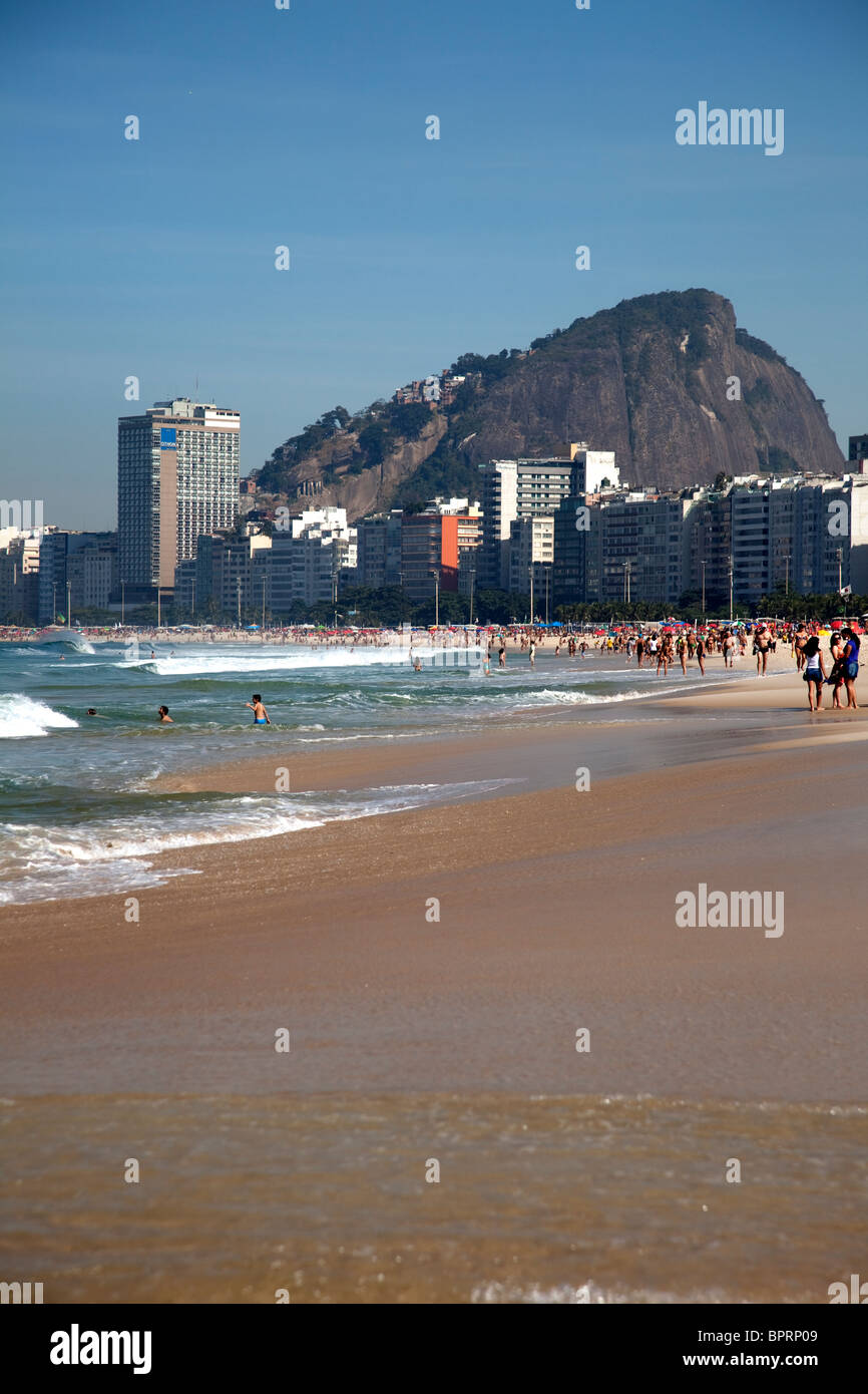 Rio de Janeiro, Brésil, célèbre plage de Copacabana, un paradis de sable blanc accueil à chamois et de minuscules bikinis brésiliens. Banque D'Images