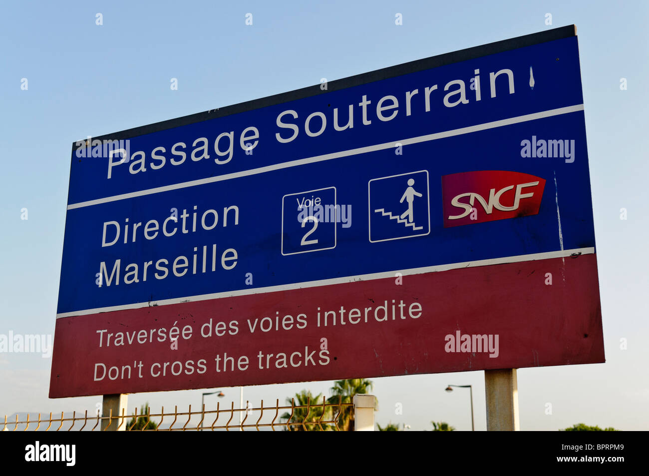 Inscrivez-vous à la Gare Du Biot : passage souterrain, Direction Marseille Banque D'Images