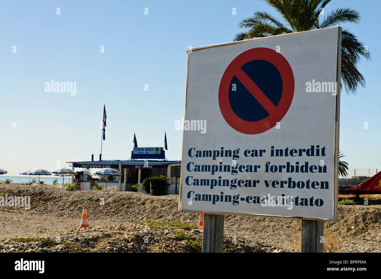 Inscrivez-vous à Antibes L'interdiction de camping-cars de la plage Banque D'Images