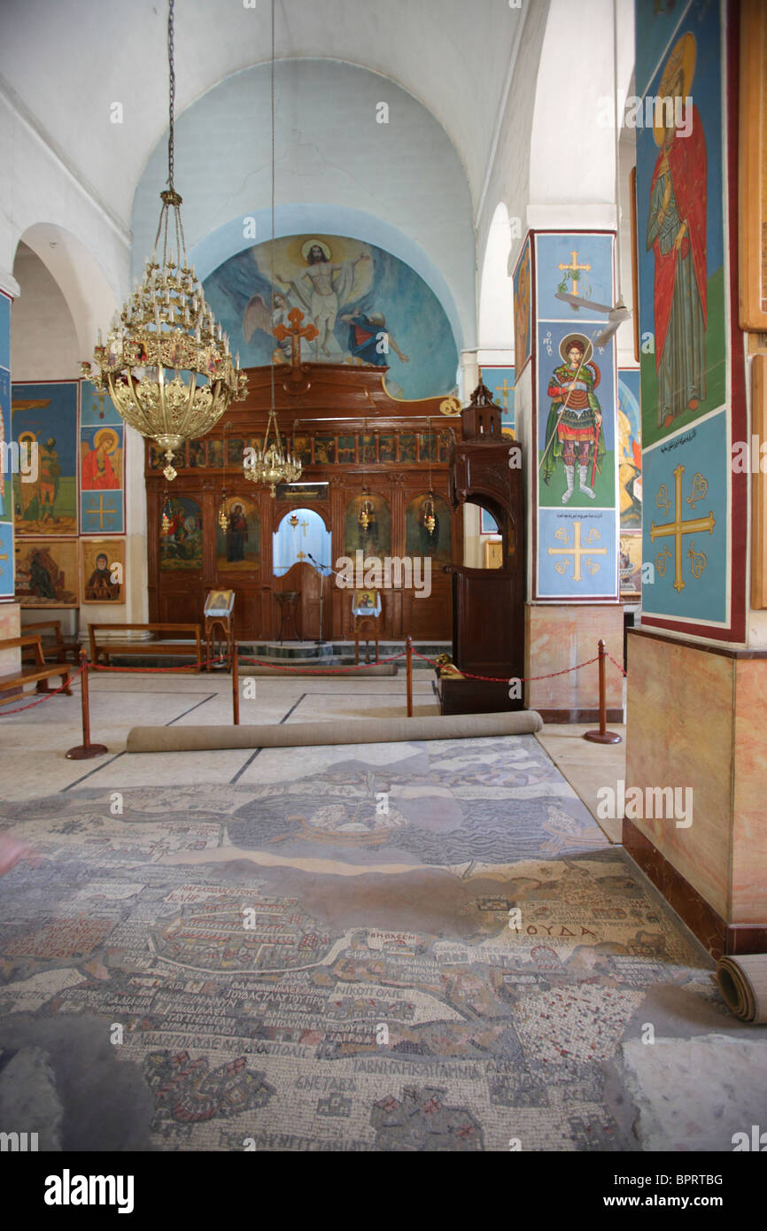 Intérieur de la Basilique Saint Georges avec la carte en mosaïque de la Terre Sainte, Madaba, Jordanie Banque D'Images