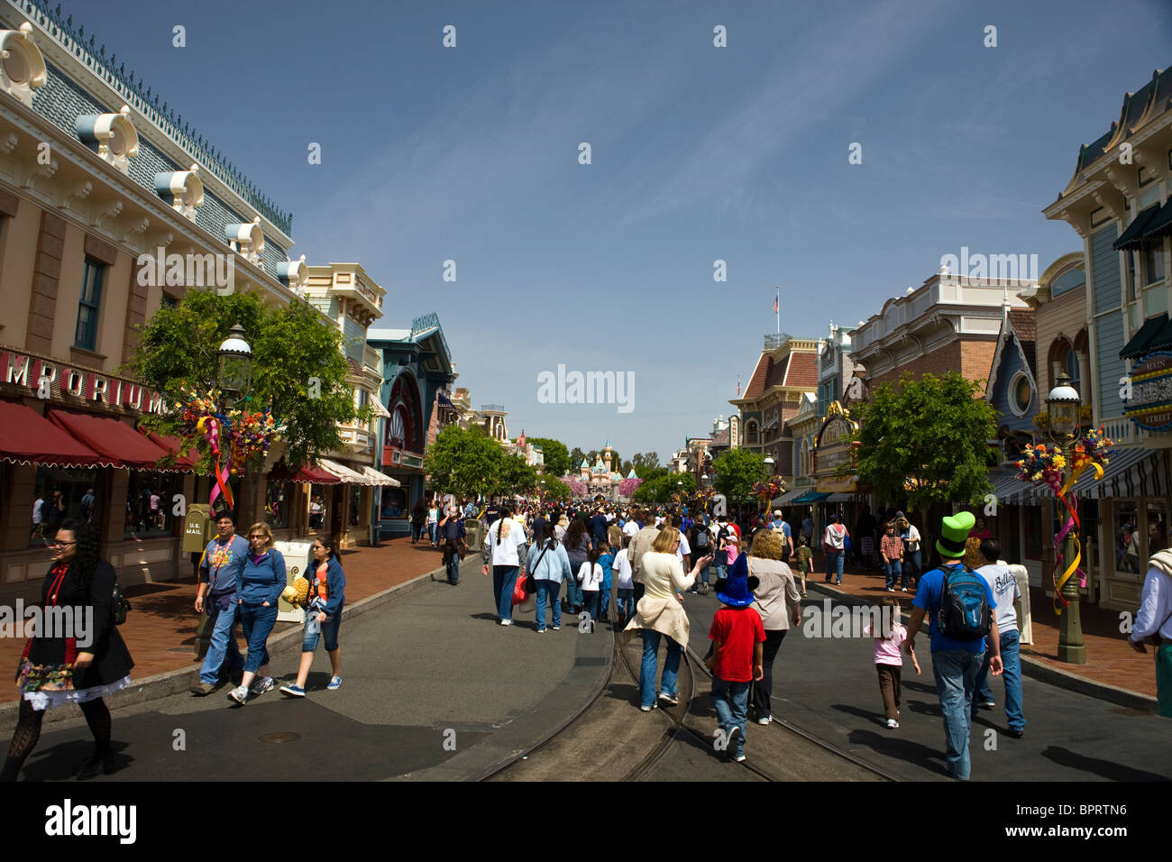 Des foules de touristes à pied le long de la rue Main, Disneyland avec des magasins de chaque côté, Disneyland, Anaheim, Californie Banque D'Images