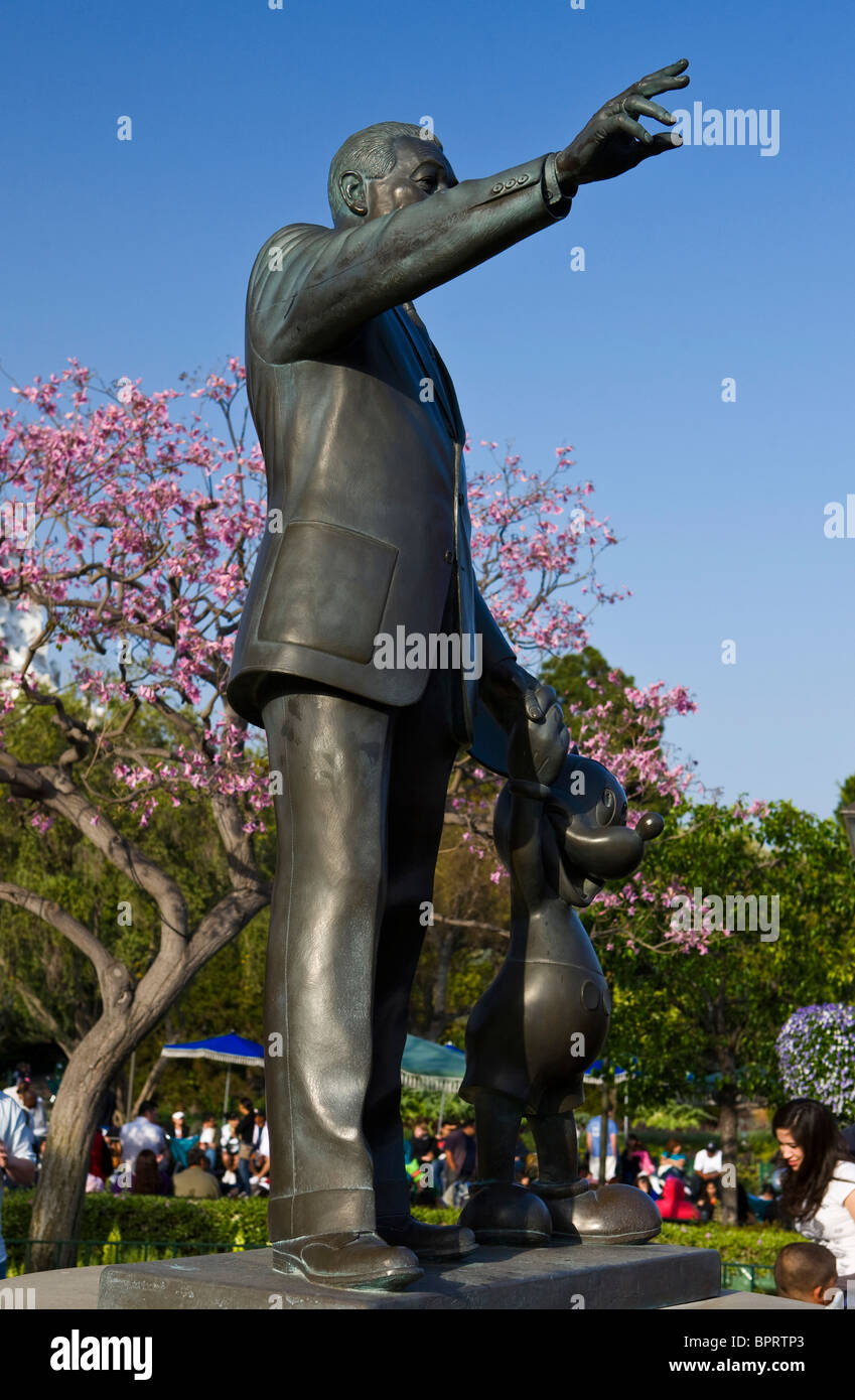 Sculpture monument walt disney avec mickey mouse Banque de ...