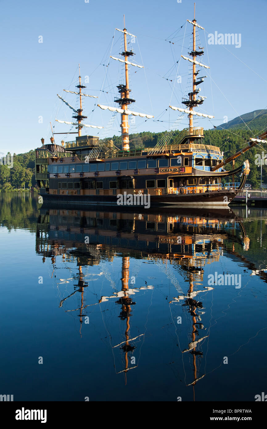 Bateau de pirate sur le Lac Ashi - certains bateaux sont des répliques grandeur nature de l'homme de guerre bateaux pirates Banque D'Images