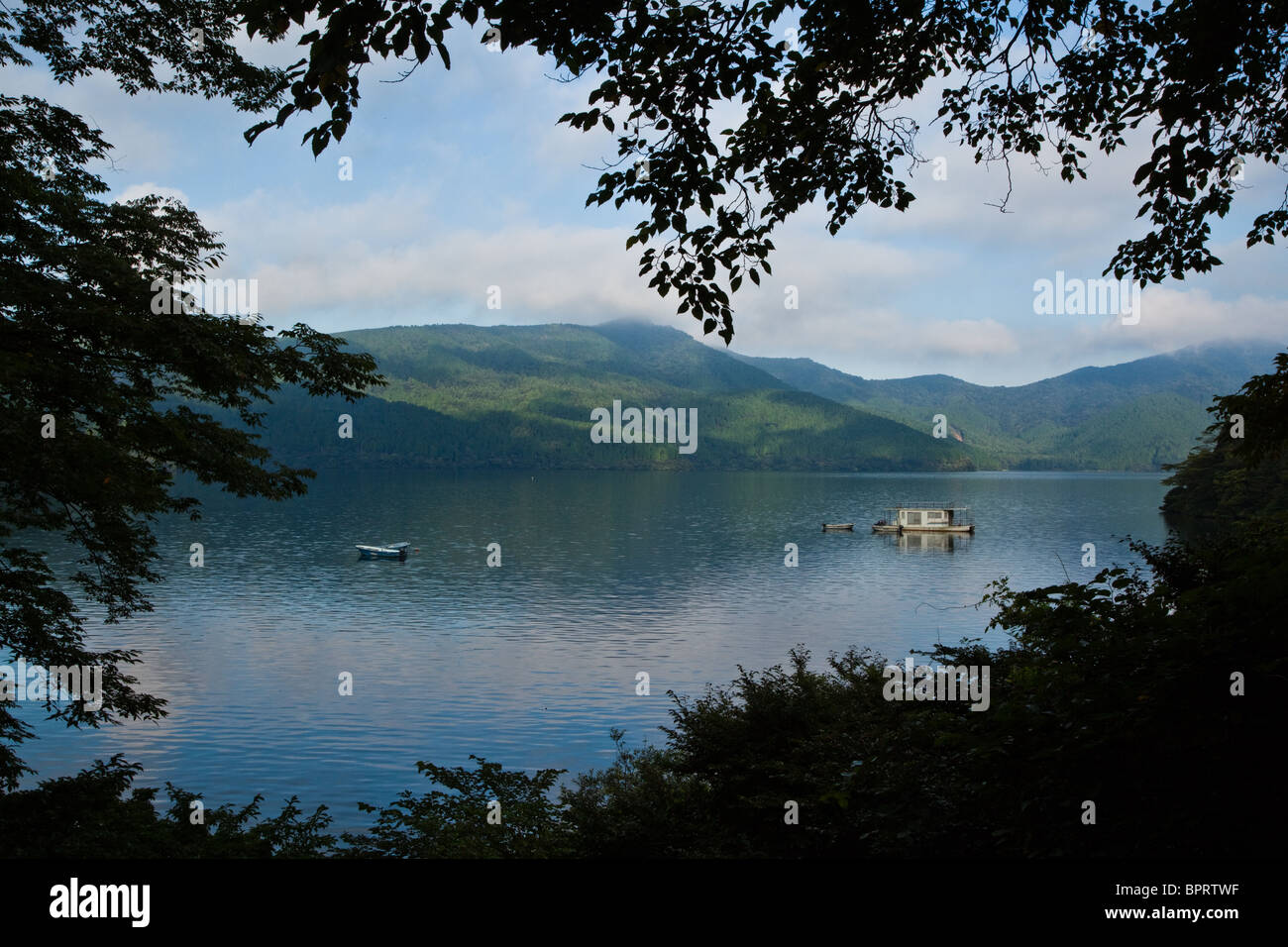 Le lac Ashi ou Ashinoko Lake est un lac pittoresque dans la région de Hakone. Le lac est connu pour ses vues sur le Mt. Fuji Banque D'Images