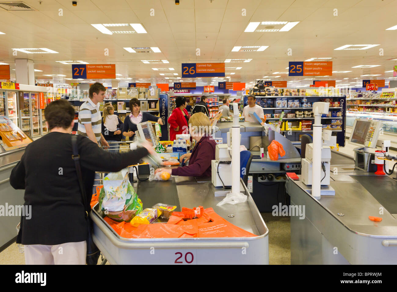 L caisse, supermarché Tesco, Holywood, Irlande du Nord, Royaume-Uni Banque D'Images