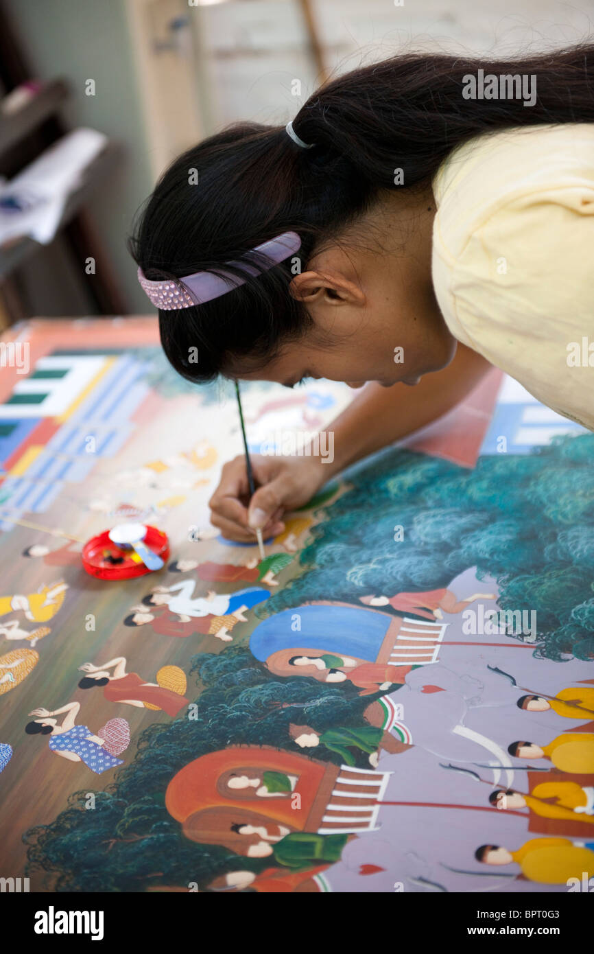 Peintre au travail à des Artisans d'Angkor, Siem Reap, Cambodge Banque D'Images