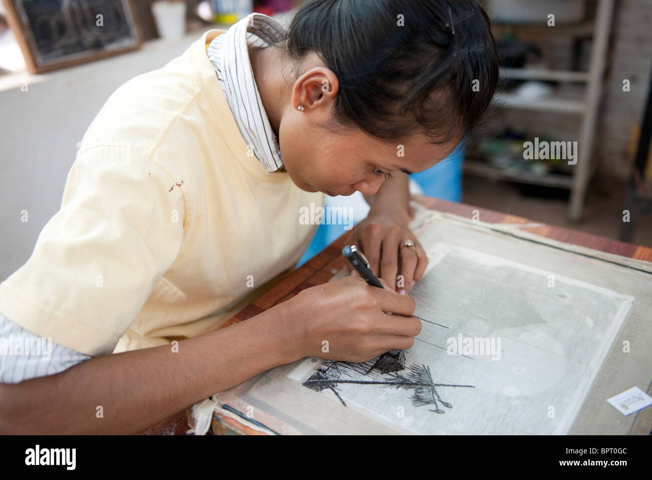 Peintre au travail à des Artisans d'Angkor, Siem Reap, Cambodge Banque D'Images