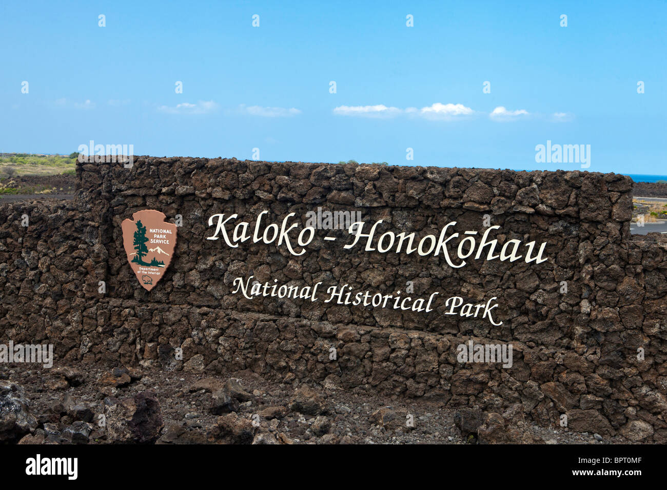Panneau d'entrée faite de roche de lave, Kaloko-Honokohau National Historical Park, le Big Island, Hawaii, United States of America Banque D'Images