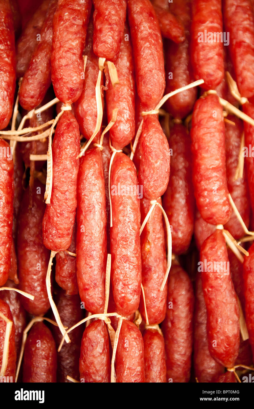 Vente de saucisses sur le marché, Siem Reap, Cambodge Banque D'Images