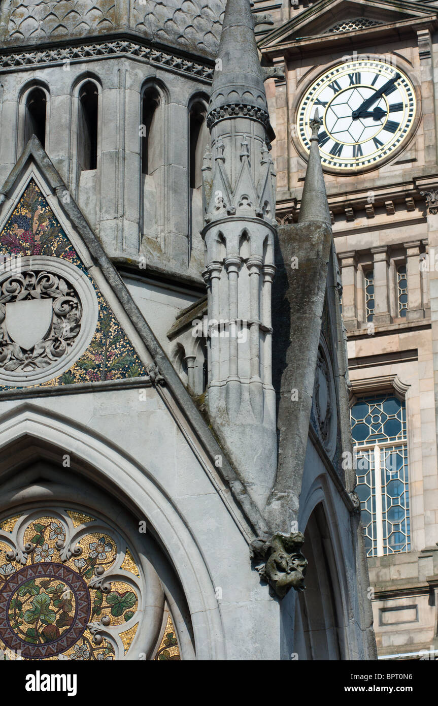 Birmingham Résumé composé de Chamberlain Memorial Fountain au premier plan et City Museum and Art Gallery. L'Angleterre. Banque D'Images