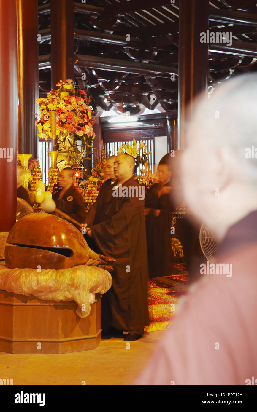 Moines priant lors d'une cérémonie au temple Guangxiao, Guangzhou, province de Guangdong, Chine Banque D'Images