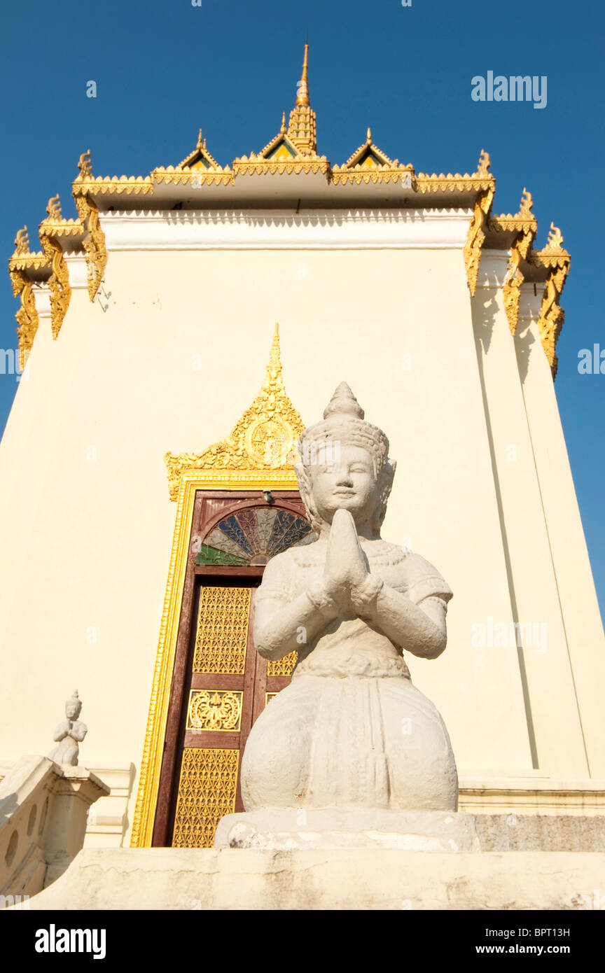 Statue agenouillée, Mondapa de Satra et Tripitaka, du Palais Royal, Phnom Penh, Cambodge Banque D'Images