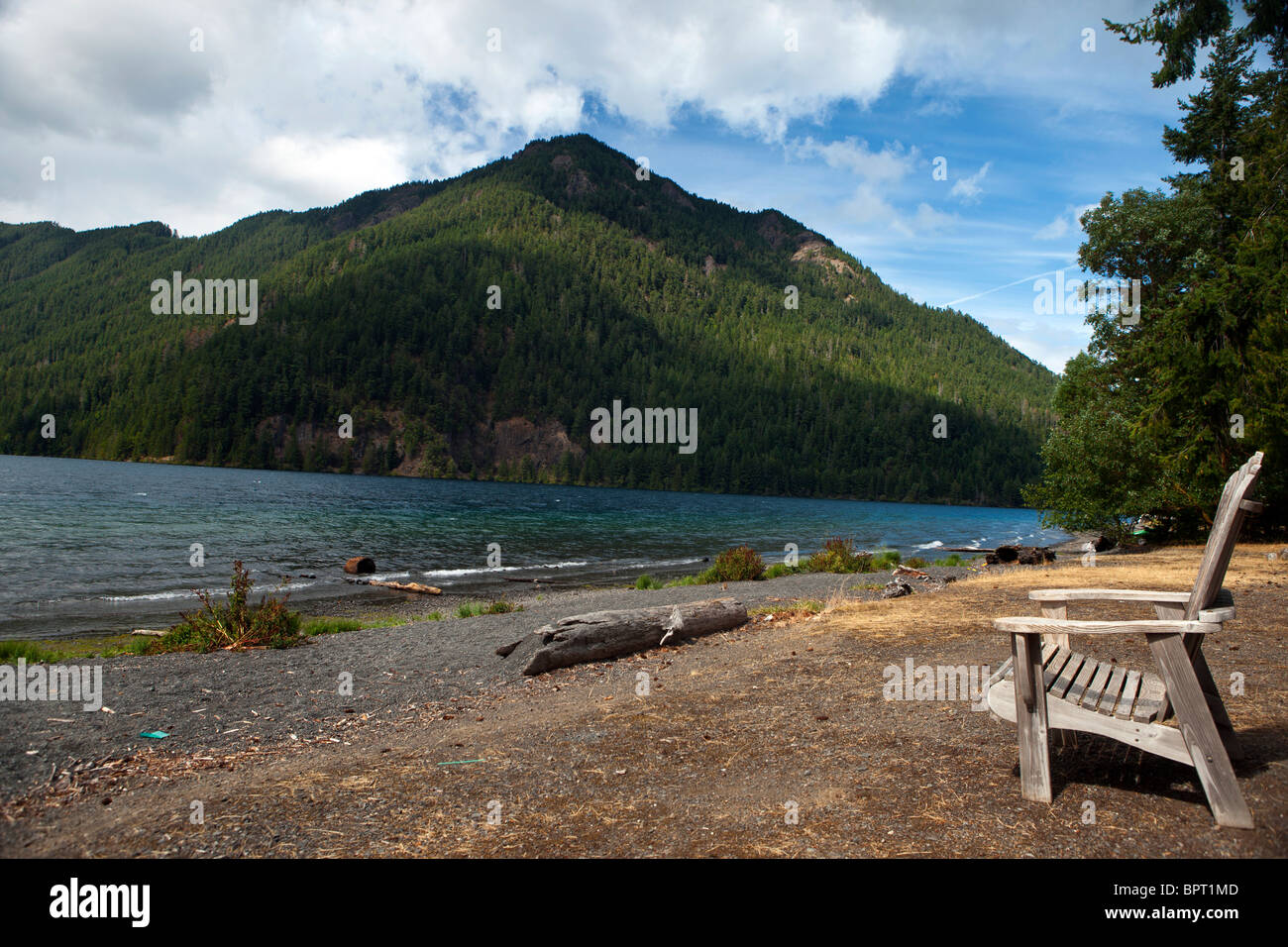 Chaise adirondack vide sur la rive du lac Crescent, Olympic National Park, Washington, United States of America Banque D'Images