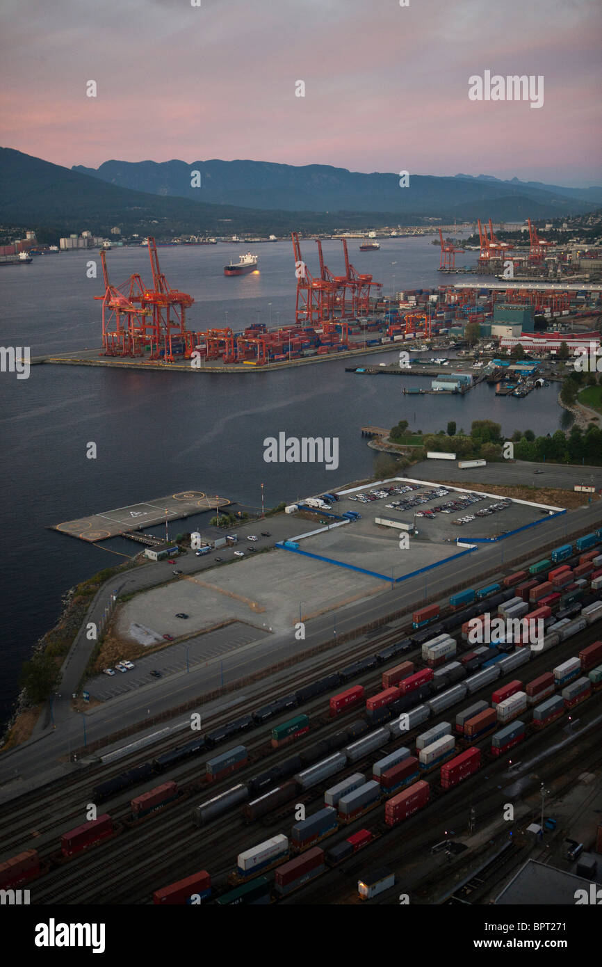 Port de Vancouver au crépuscule, avec railroad et terminaux d'expédition, Vancouver, British Columbia, Canada Banque D'Images