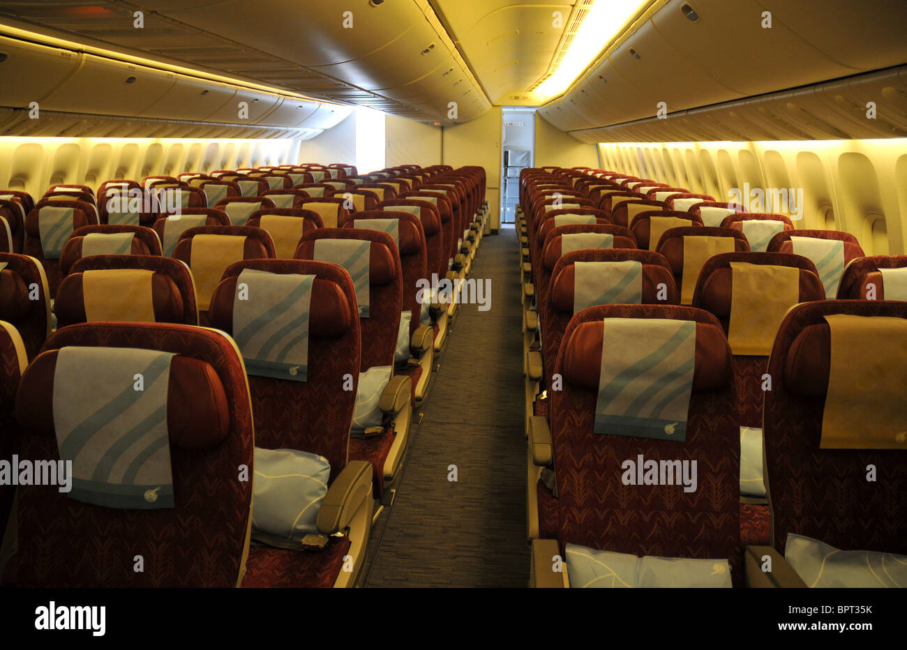 Boeing 777 de l'intérieur, à l'intérieur de la classe économique, sur un avion de ligne Banque D'Images