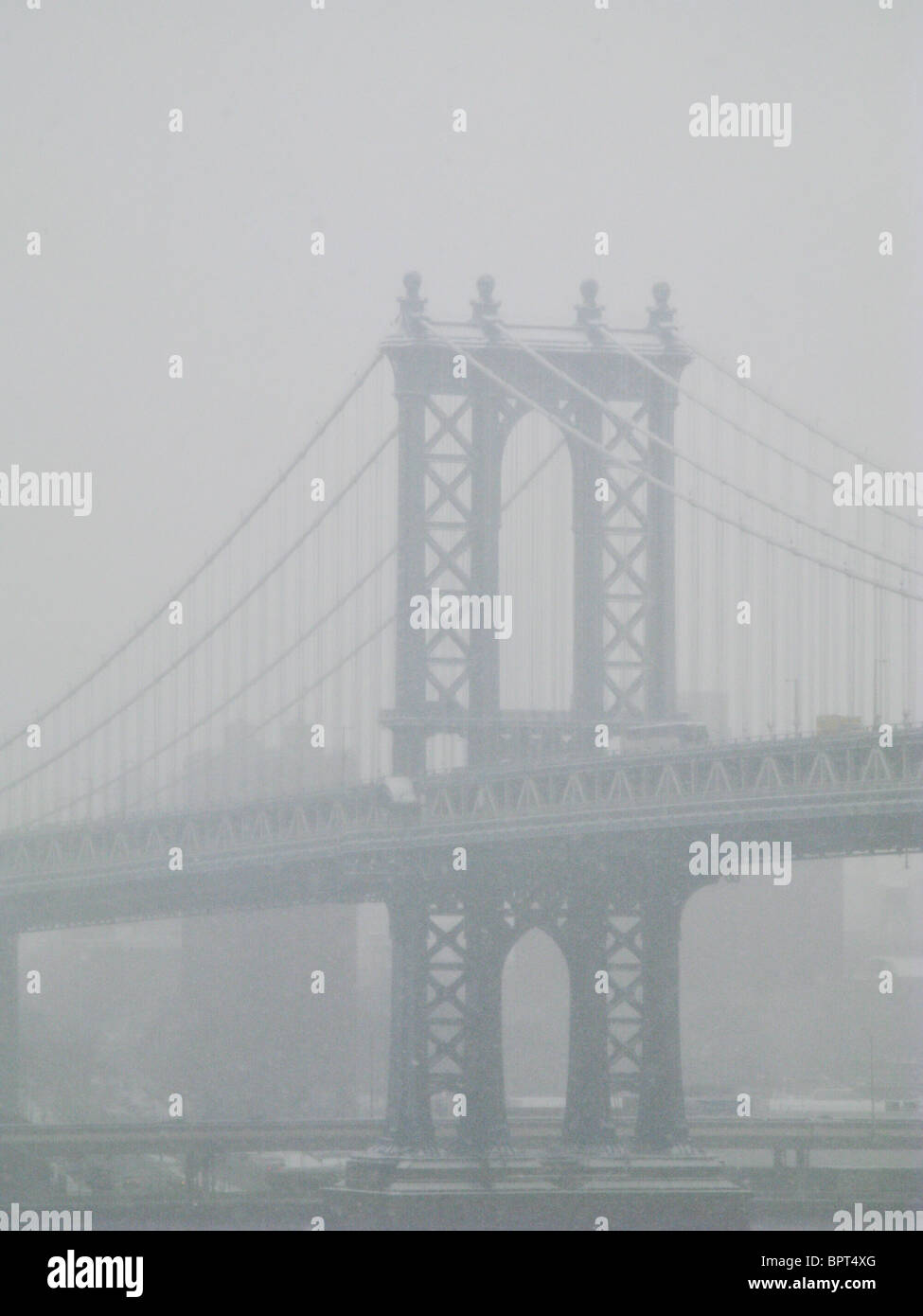 Manhattan Bridge brouillard câbles Banque D'Images