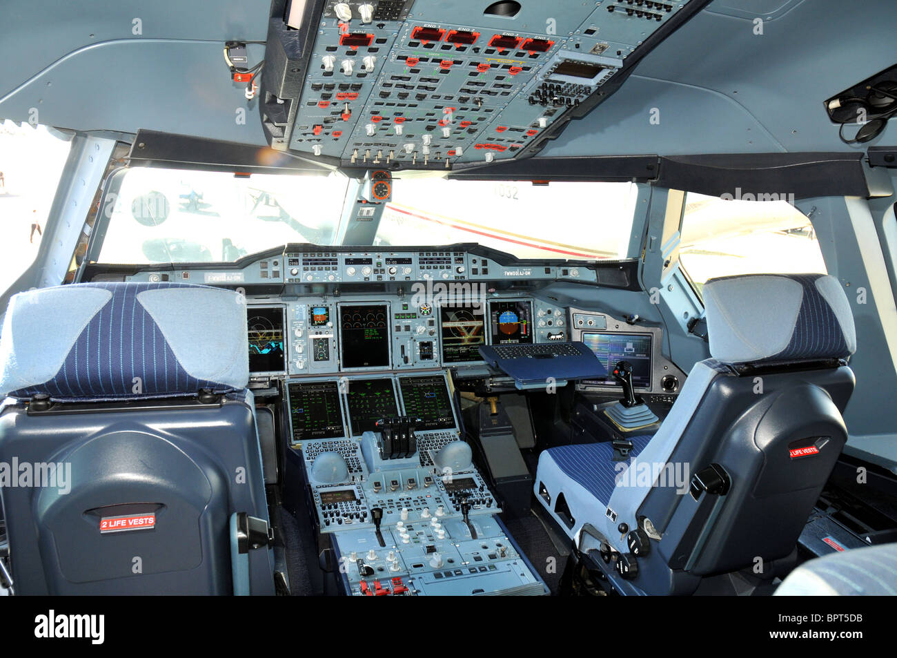 Cockpit de l'Airbus A380 avion de ligne, fly-by-wire de pilotage des commandes de vol. Banque D'Images