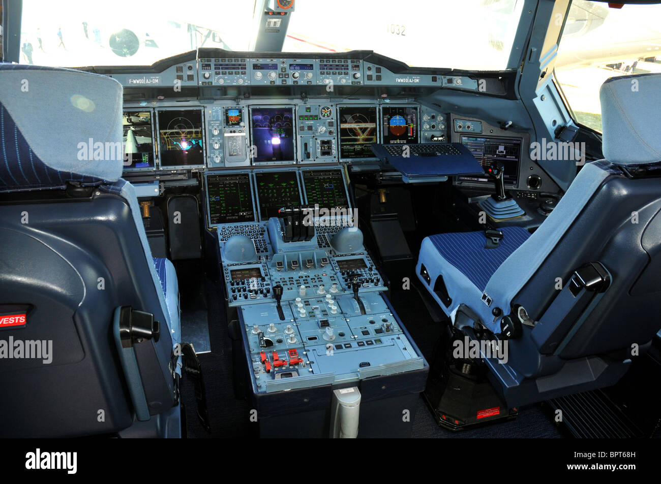 Cockpit de l'Airbus A380 avion de ligne, fly-by-wire de pilotage des commandes de vol. Banque D'Images