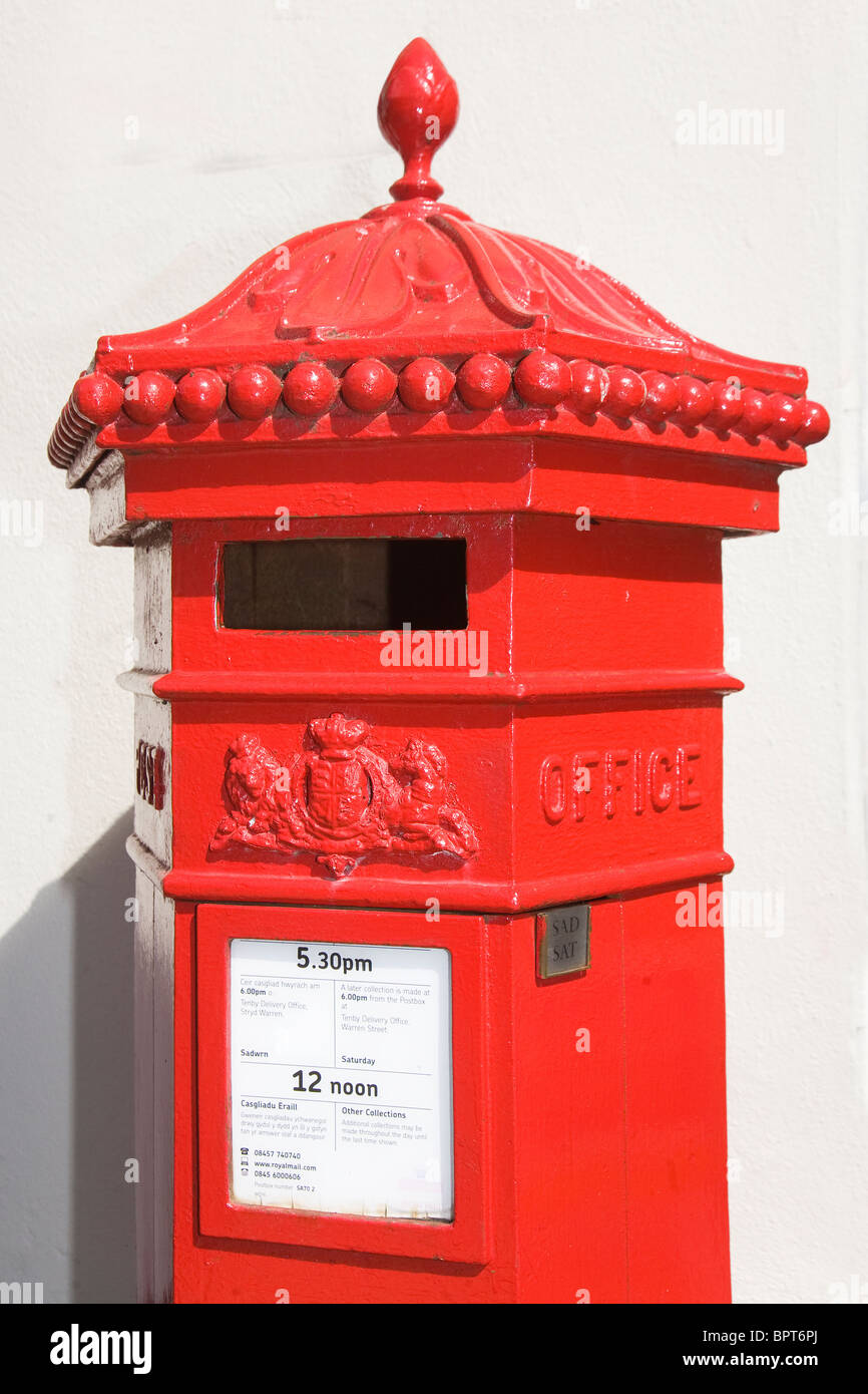 Post box rouge à Tenby, Pays de Galles du Sud Banque D'Images