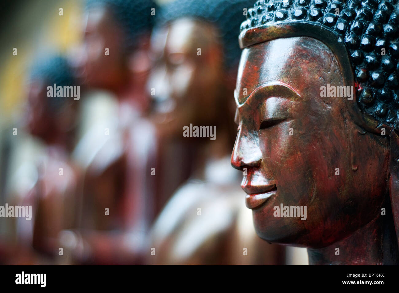 Statues de Bouddha en bois, Wat Lang Ka, Phnom Penh, Cambodge Banque D'Images