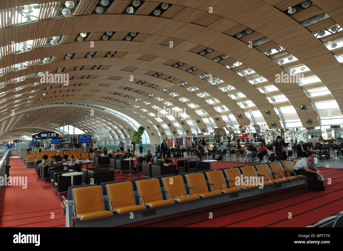 L'architecture du Terminal 2 de l'Aéroport Paris Charles de Gaulle en France Banque D'Images