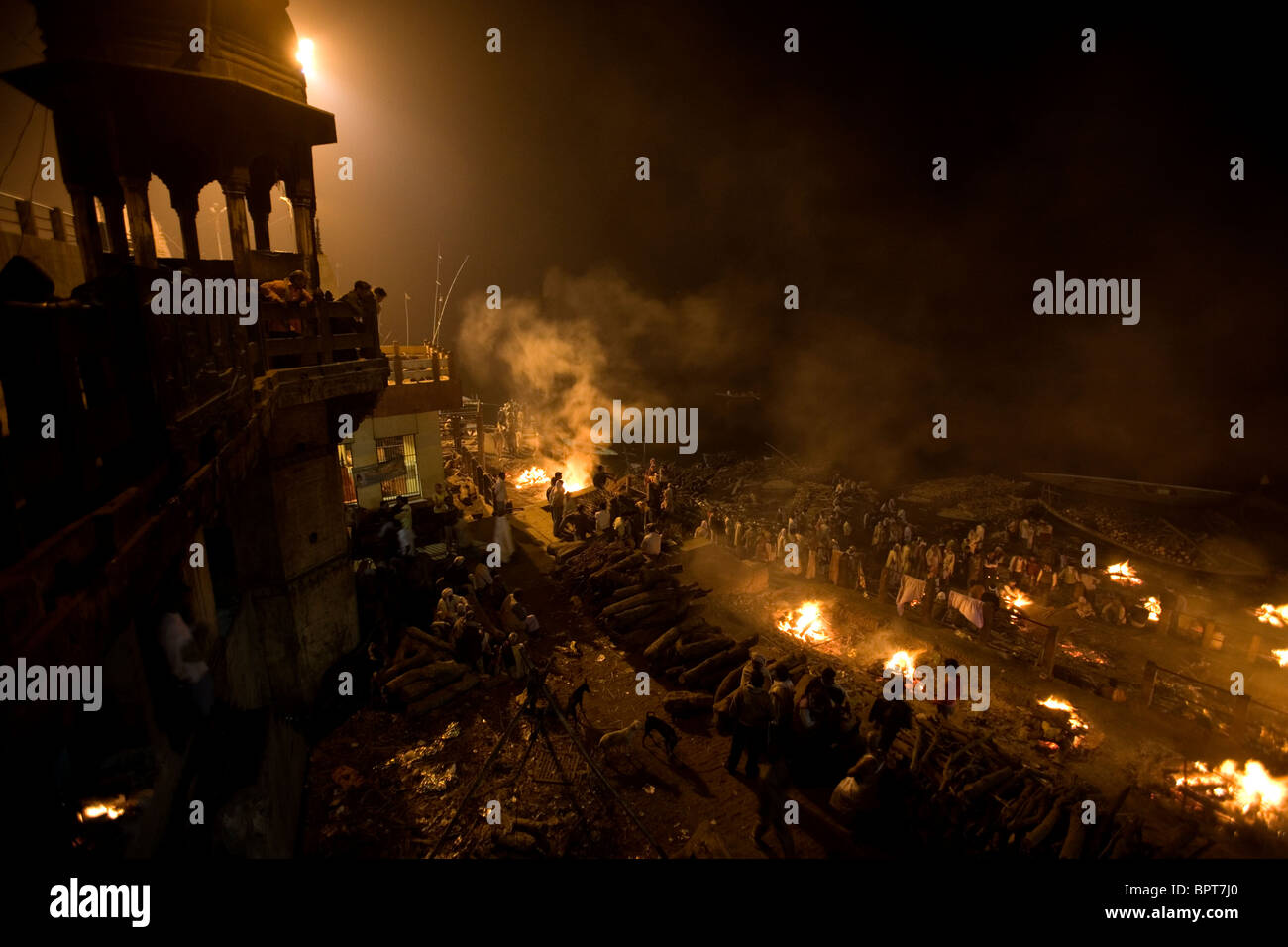 Gravure de Manikarnika Ghat de nuit l'Inde Varanasi, Uttar Pradesh, Inde. Banque D'Images