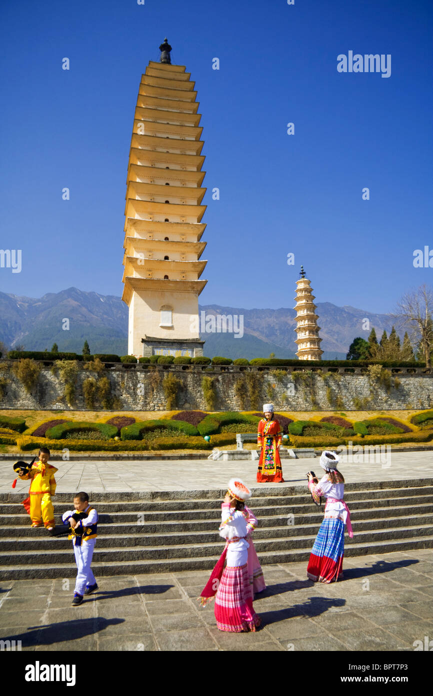 Les touristes chinois jouer en costumes en face des Trois Pagodes, San Ta, Dali, Yunnan, Chine Banque D'Images