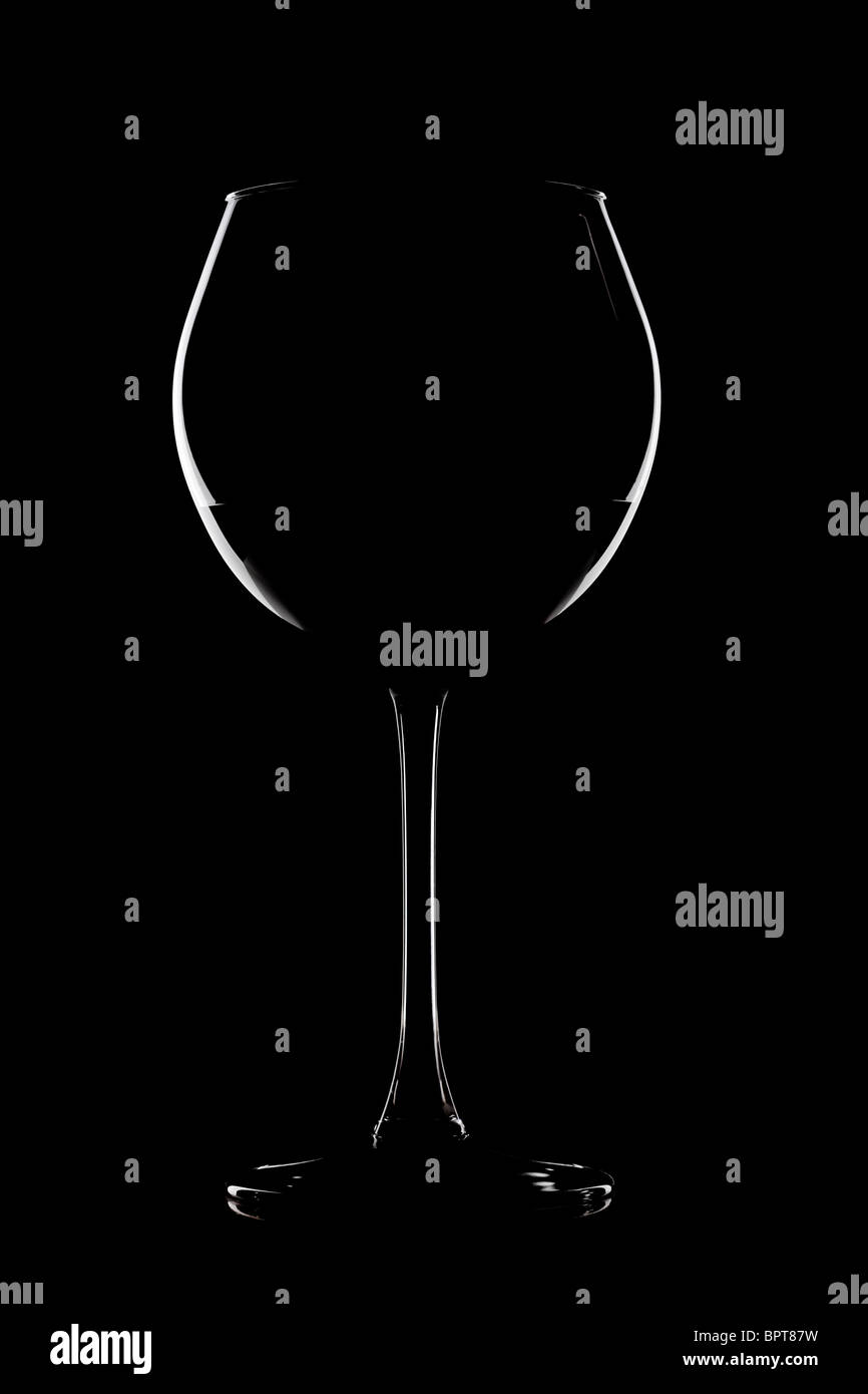 Verre à vin abstrait sur fond noir contour Banque D'Images