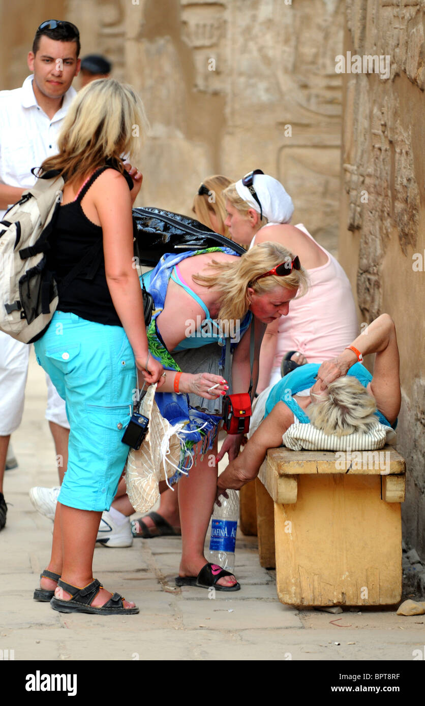Surmonter touristiques par la chaleur. Karnak, Egypte. L'épuisement par la chaleur, coup de chaleur Banque D'Images