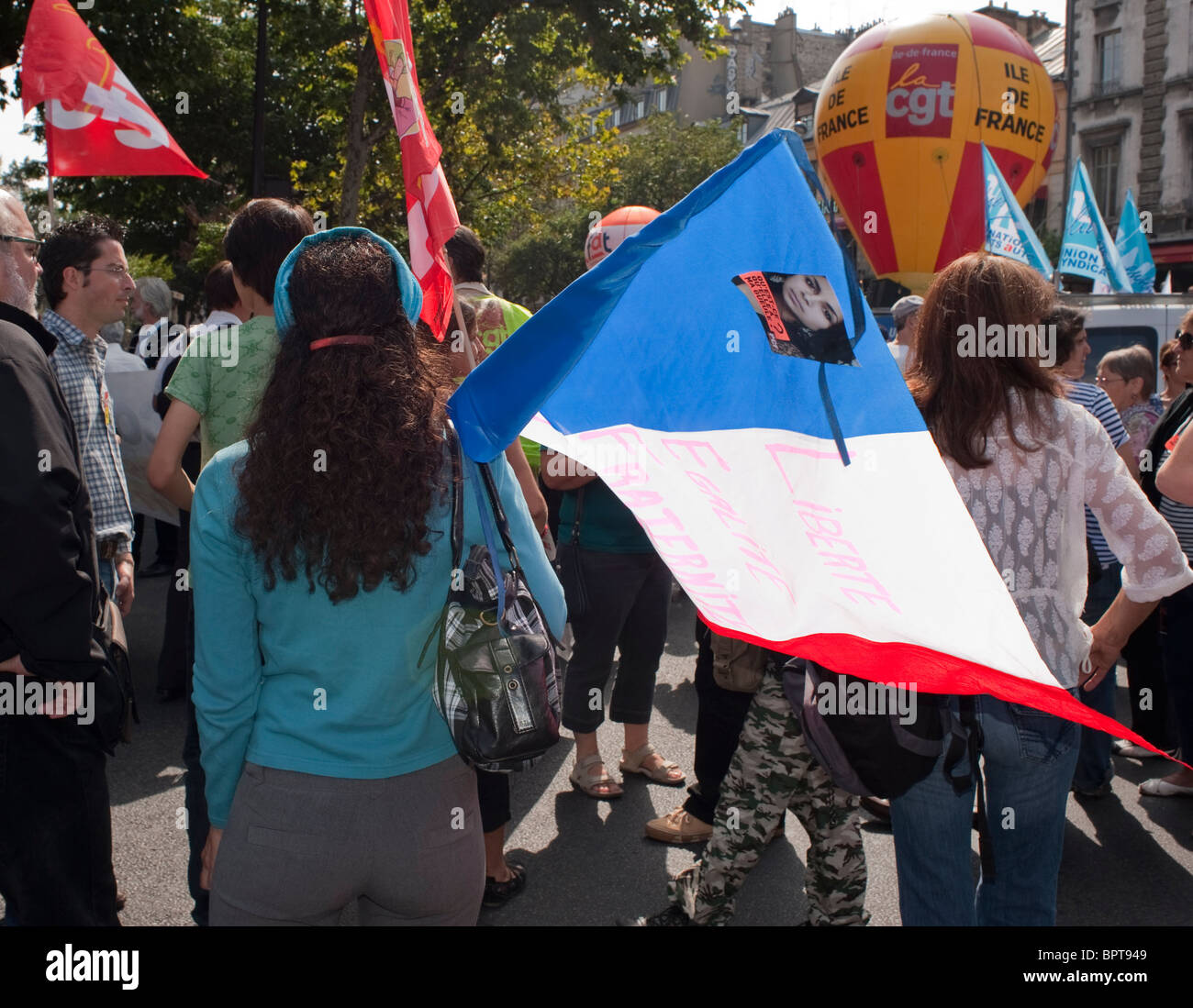 Paris, France, femme drapeau français avec inscription à la « Ligue des droits de l'Homme » manifestations contre les Roms, expulsions tziganes par le gouvernement, manifestations de xénophobie rue Banque D'Images