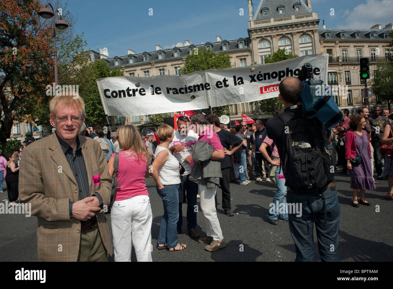 Paris, France, une grande foule de Français à la Ligue des droits de l'homme proteste contre, expulsions d'immigrants gitans, tenant des panneaux de protestation, rue de manifestation Banque D'Images