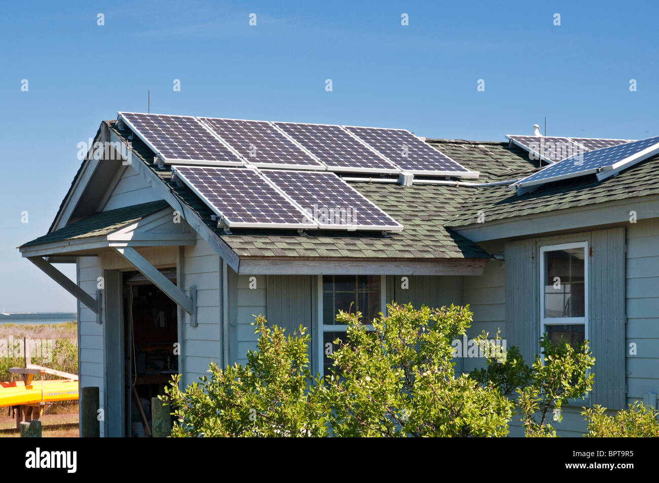 Des panneaux solaires photovoltaïques sur le toit d'un beach cottage Banque D'Images