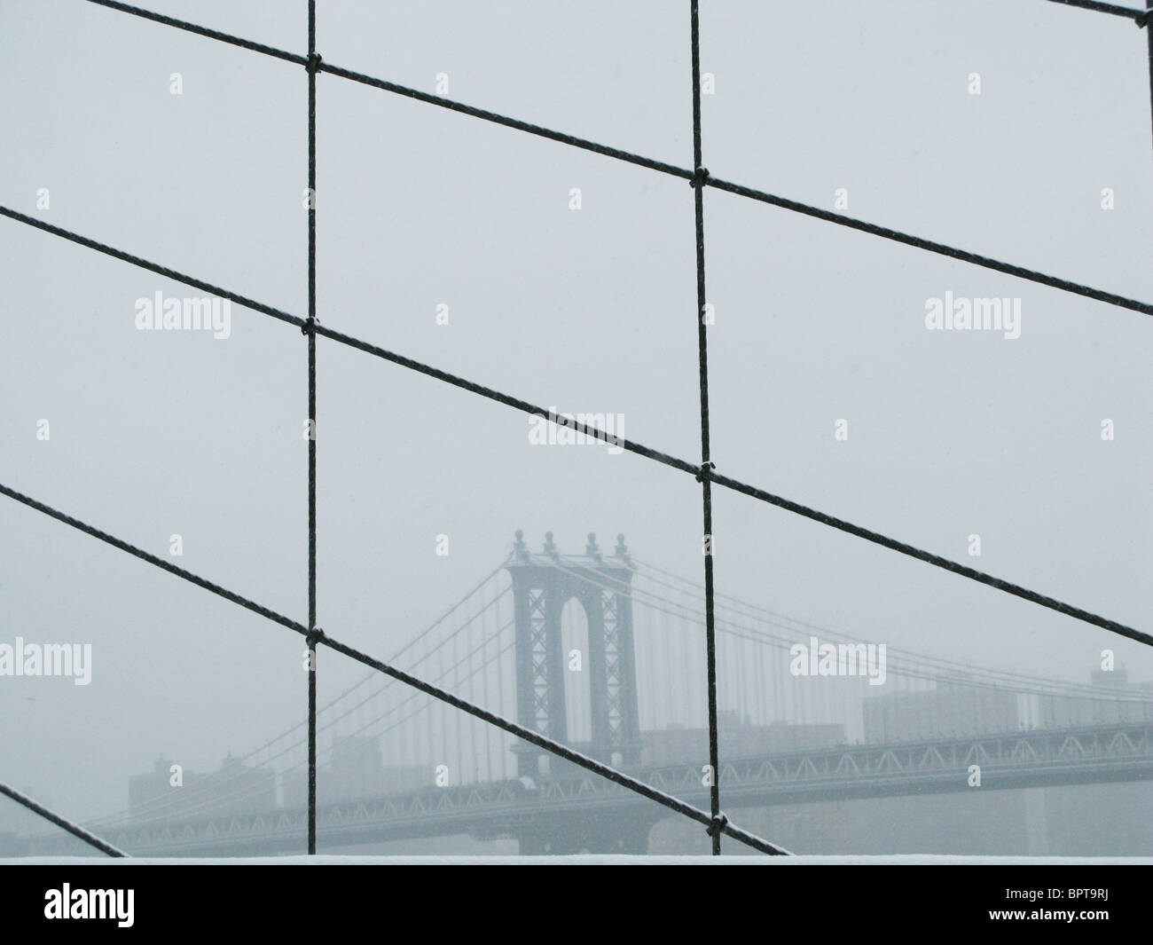 Manhattan Bridge câbles Pluie neige brouillard mauvais temps transport Brooklyn New York City Banque D'Images